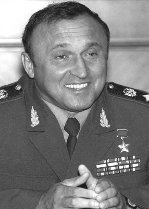 Командующий Воздушнодесантными войсками генералполковник П С Грачевсыграл - фото 34
