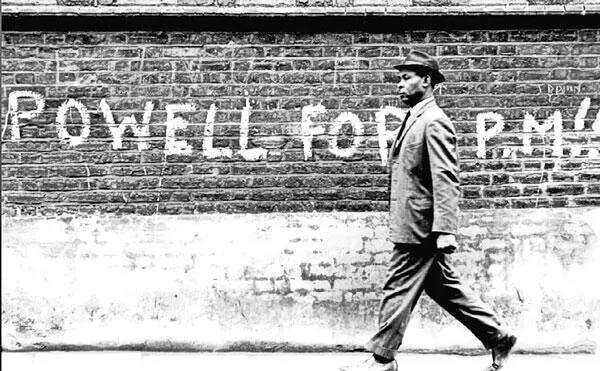Пауэлла в премьеры граффити Evening Standard 1 мая 1968 г Hulton - фото 147