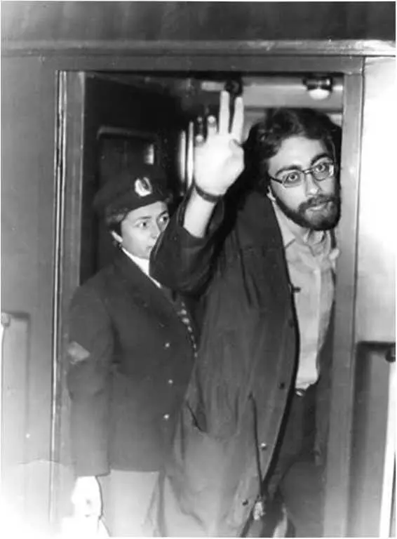 Отъезд в эмиграцию прощание с друзьями Киевский вокзал Москвы 1984 г - фото 28