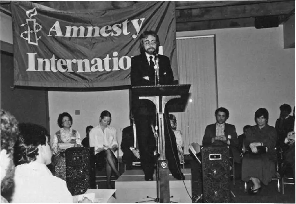 Встреча Amnesty International в День прав человека Слева от автора Лив Ульман - фото 29