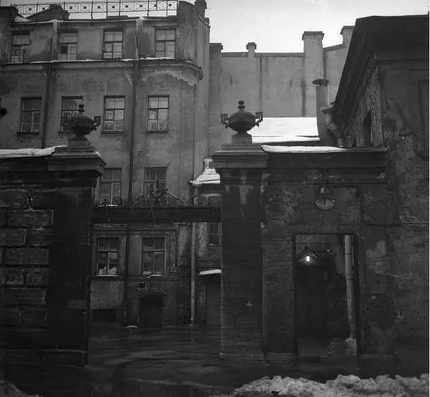 1970 Средняя Подъяческая Печать с негатива 1970 Чемодан во дворе Печать с - фото 10