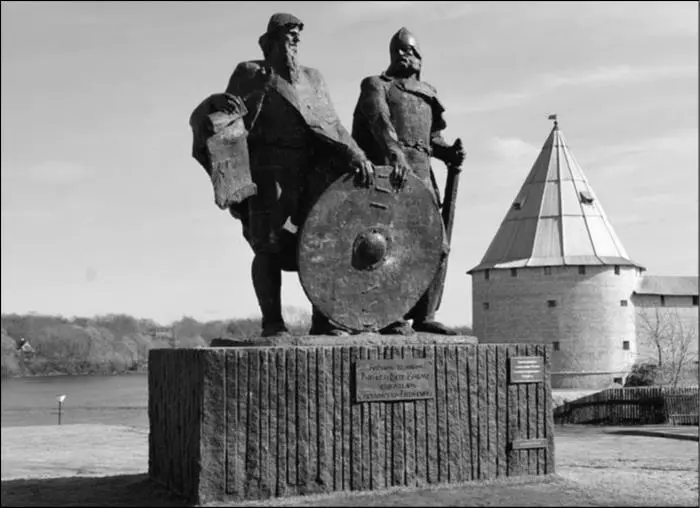 Памятник Рюрику и Олегу Вещему в Старой Ладоге Памятник был поставлен по - фото 33