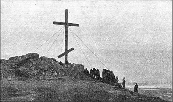 В 1898 г мыс Восточный получил имя Дежнёваи в 1910 г близ мыса водружен - фото 74
