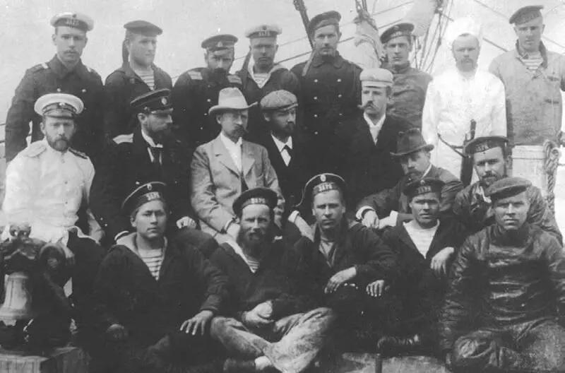 Бегичевслева вверху среди экипажа Зари 1900 г до включения в ее состав - фото 200