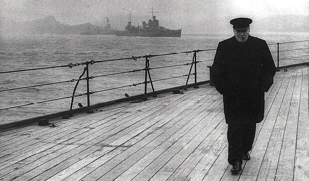 Уинстон Черчилль на палубе линкора Принц Уэльский при возвращении с - фото 7