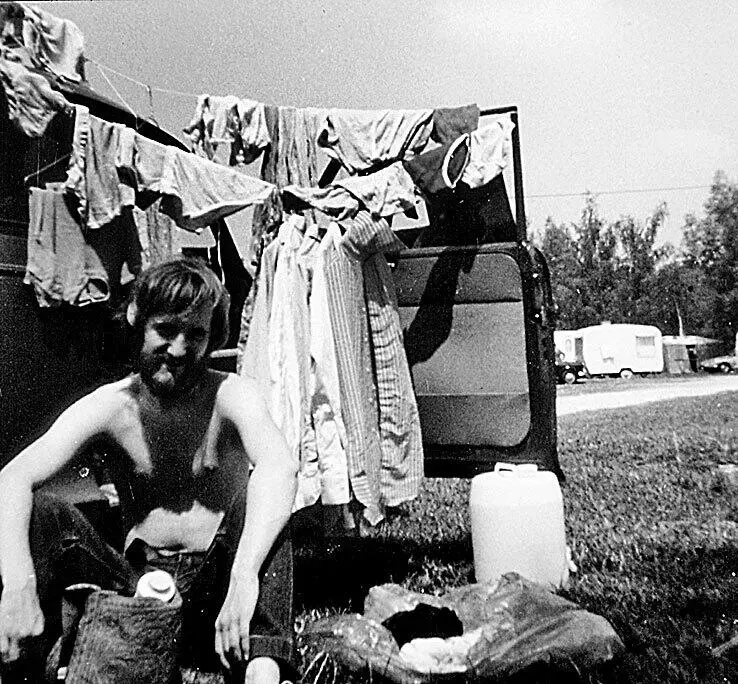 Автор в путешествии по Европе 1971 г После стирки в югославском кемпинге И на - фото 6