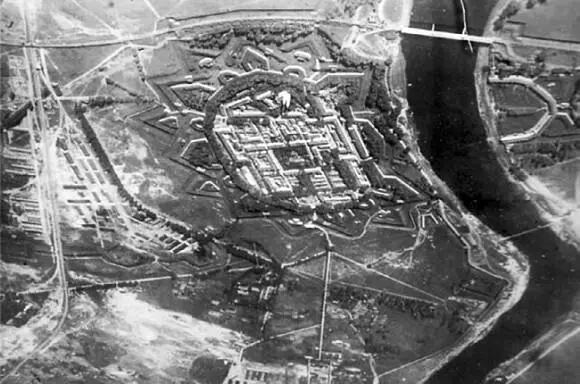 Крепость Двинск Фото с германского цеппелина 1917 г Отряду были приданы три - фото 7