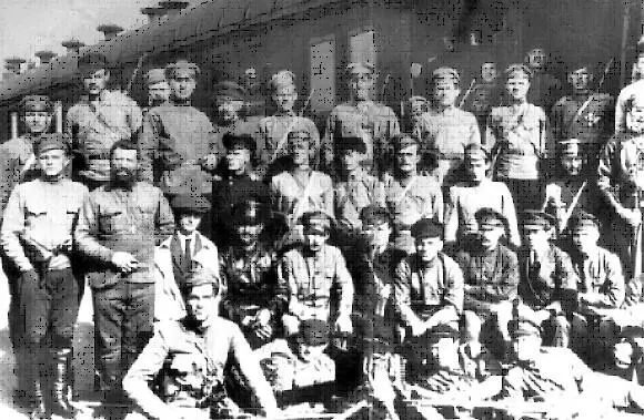 Сызранский рабочий отряд перед отправкой на Оренбургский фронт Фото май 1918 - фото 16