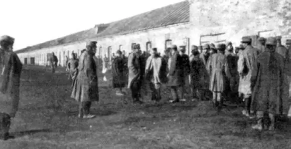 Лагерь австрогерманских военнопленных на ст Меновой Двор Фото из архива - фото 17
