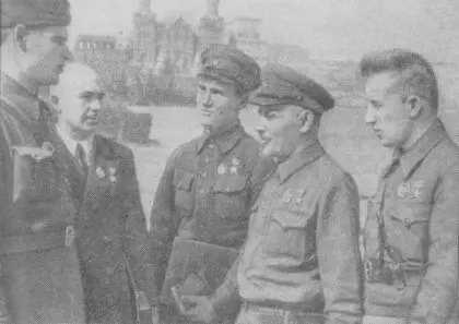 Герои Советского Союза слева направо М И Дука М П Ромашин Д В - фото 2