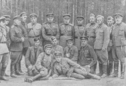 Секретарь ЦК КПбУ Д С Коротченко среди партизанских командиров и - фото 18