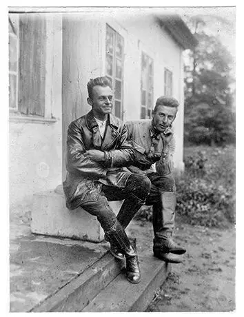 Витольд Пилецкий с приятелем в Сукурчах Ок 1930 года Предоставлено семьей - фото 2
