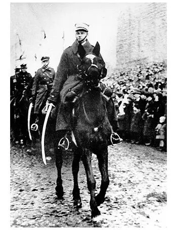 Витольд верхом на Байке во время парада 1930е Предоставлено семьей Пилецких - фото 5