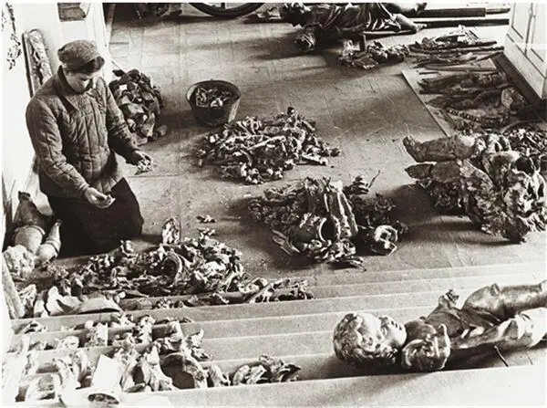 Реставратор собирает остатки руинированного декора Большого дворца 1946 г - фото 48