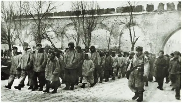 Гитлеровцев взятых в плен под Новгородом проводят через Кремль 1944 г - фото 104