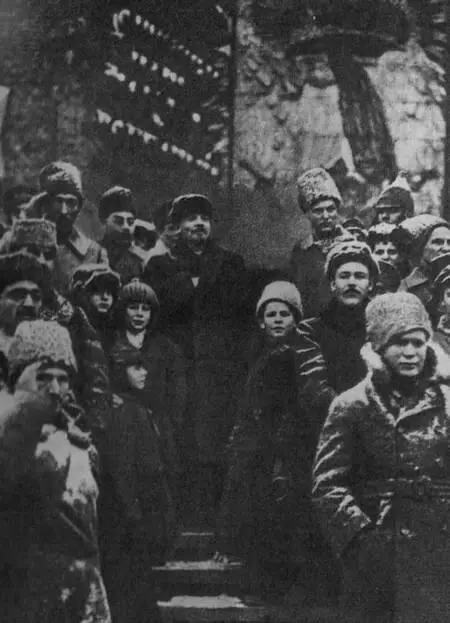 Красная площадь Первая годовщина Октября В центре В И Ленин Первый - фото 16