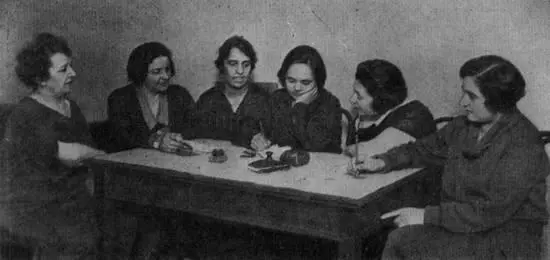 Мариям КонтиМизиано слева в Москве с женами итальянских политэмигрантов - фото 24