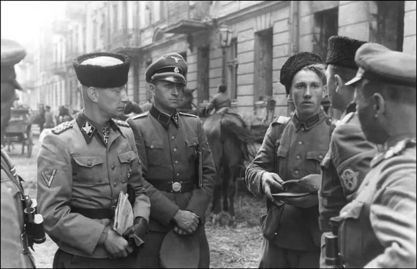 Офицеры СС и казаки во время операции по подавлению Варшавского восстания 1944 - фото 17