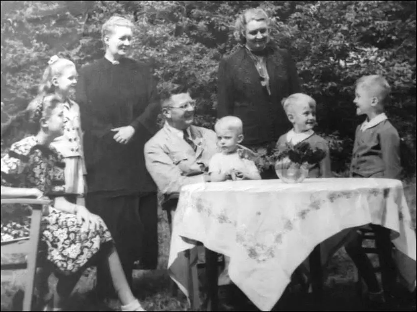 Эрих фон дем БахЗелевский с женой и детьми в Бургвайде Лето 1943 г Эрих фон - фото 28