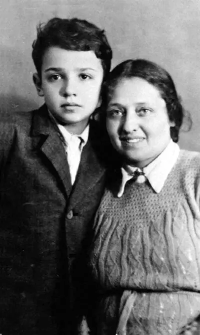 Алик с мамой Начало 1940х гг Вверху Со школьными товарищами 1951 г - фото 4