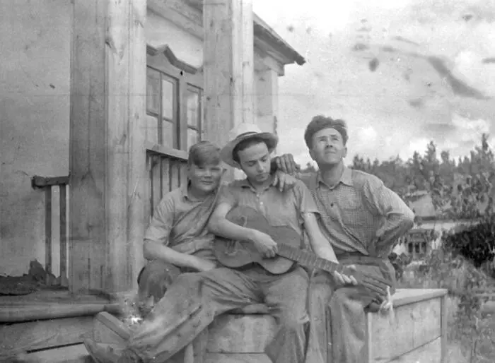 Вверху Со школьными товарищами 1951 г Внизу Занятия в институте Середина - фото 5