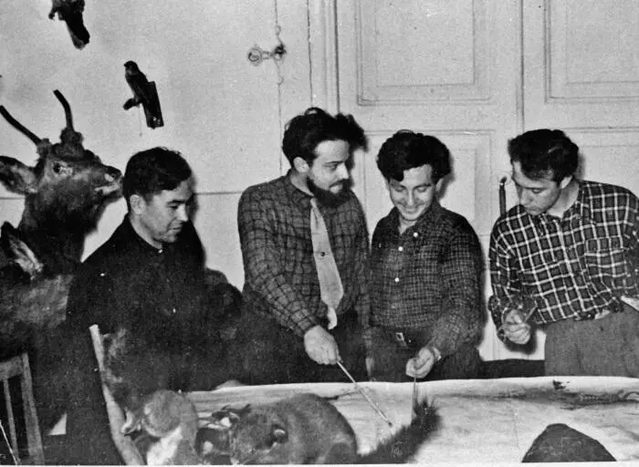 Внизу Занятия в институте Середина 1950х гг На военных сборах Середина - фото 6