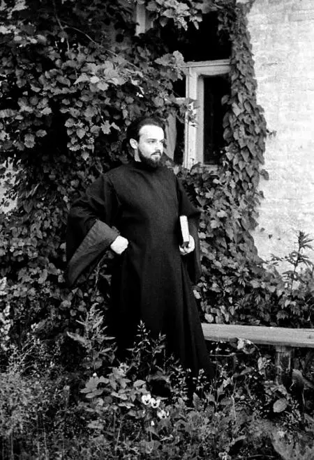 Диакон Александр Мень Село Акулово 1960 г Вверху Начало 1960х гг Внизу - фото 12