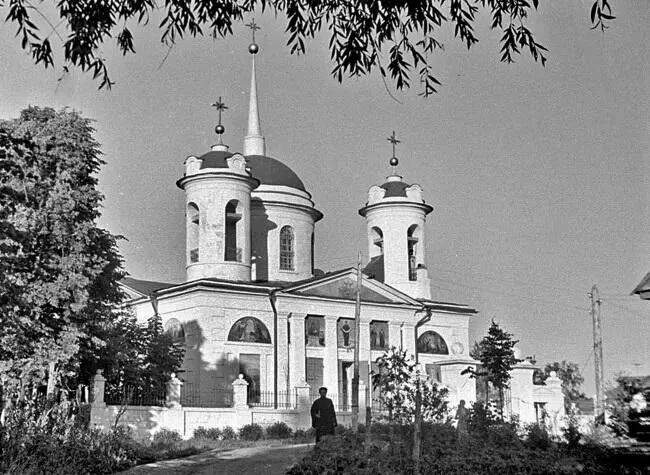 Внизу Храм Покрова Пресвятой Богородицы в селе Акулово 1960 г Вверху С - фото 14