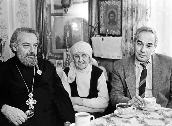 Вверху С Марией Витальевной Тепниной Марусей и братом Павлом Пушкино 1989 - фото 22