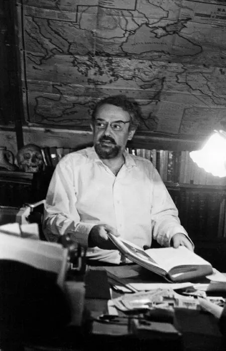 За работой в домашнем кабинете Семхоз 1986 г С прихожанами и о Сергеем - фото 25