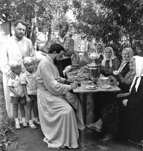С прихожанами и о Сергеем Хохловым слева Село Петровское 1963 г С - фото 26