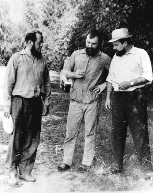 С Александром Солженицыным и художником Юрием Титовым 1960е гг Вверху С - фото 27