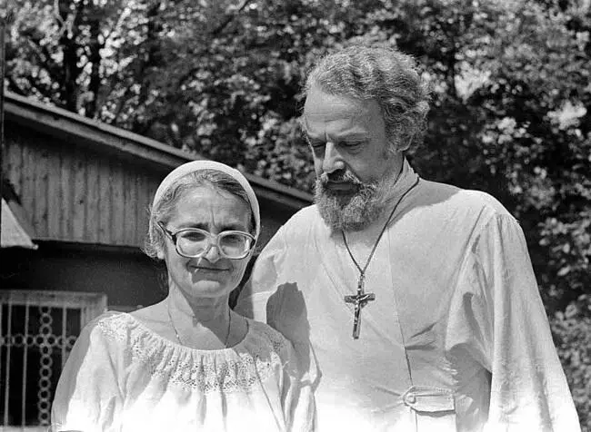 Внизу С Софией Руковой 1988 г Вверху С Марком Вайнером Семхоз 1986 г - фото 29