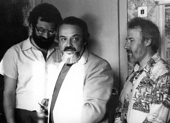 Внизу С Владимиром Архиповым и Владимиром Илюшенко 1983 г С писателем - фото 33