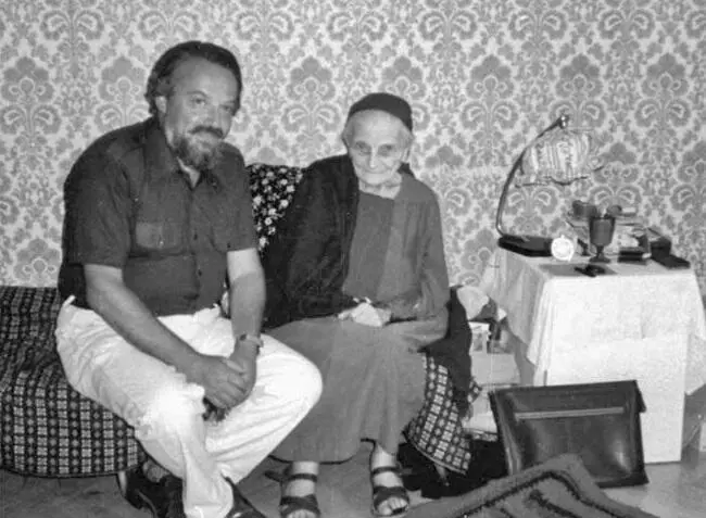 Вверху С малой сестрой Магдаленой 1982 г Внизу С малой сестрой Клер Рим - фото 35