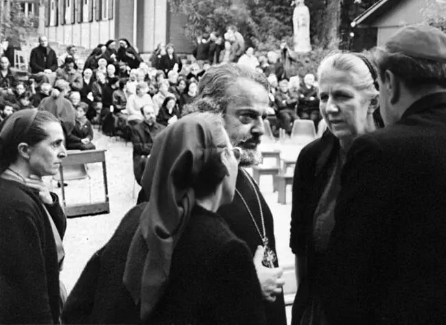 Внизу С малой сестрой Клер Рим 1989 г С писателем Александром Зориным - фото 36