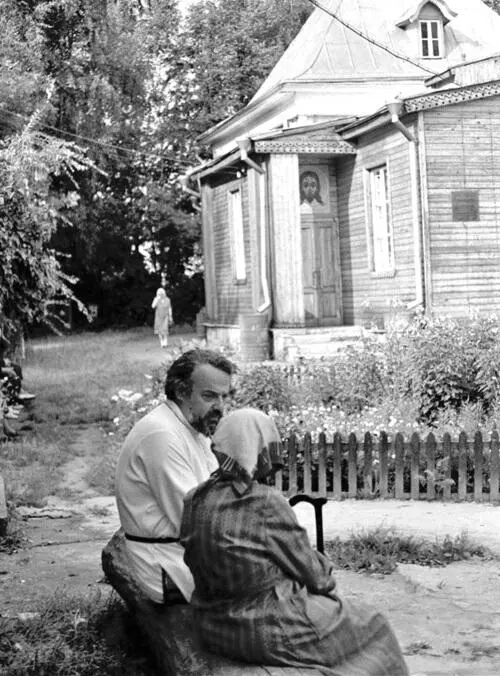 С монахиней Досифеей возле Сретенского храма в Новой Деревне 1985 г Служба в - фото 41