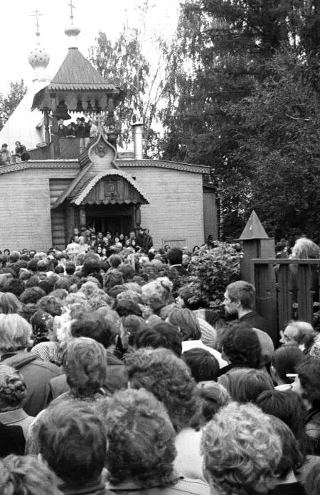 Отпевание и похороны отца Александра Меня Новая Деревня 11 сентября 1990 г - фото 53