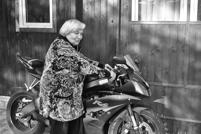 Баба Зина собирается сгонять в сельпо на своём мопеде Оказалось вот что - фото 21