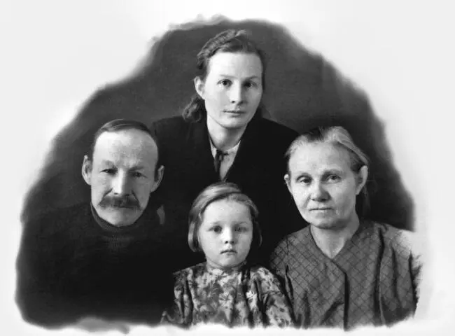 Бабушка Груня дедушка Андрей их дочка Аня со своей дочкой Светланой которая - фото 33