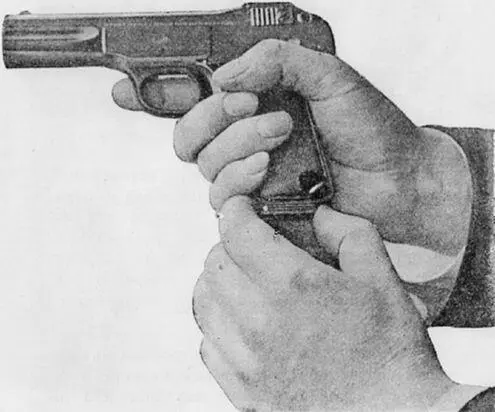 Рис 8 2 Наполнить магазинъ патронами какъ показано на рис 9 по одному - фото 1