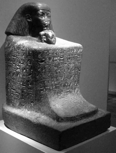 Статуя зодчего Сененмута с царевной Нефрура В северном походе произошел - фото 2