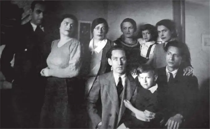 Стоят Д Резников Н РезниковаЧернова О КолбасинаЧернова А - фото 23