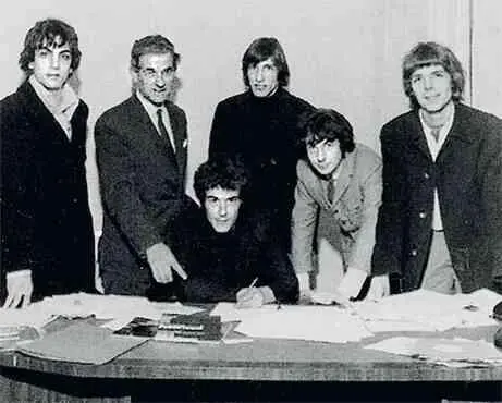 Эндрю Кинг в момент подписания нашего контракта с EMI 1 февраля 1967 года - фото 49