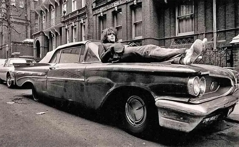 Фотографии Мика Рока Сид в своей лондонской квартире в 1970 году предыдущее - фото 102