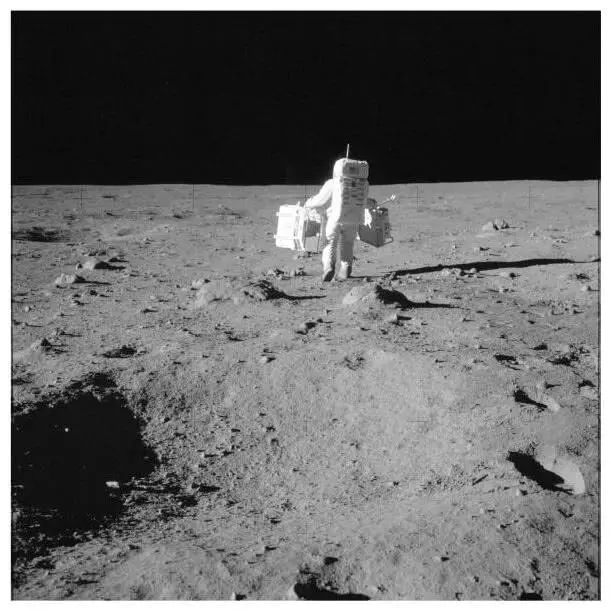 Астронавт несет оборудование для проведения экспериментов 20 июля 1969 г - фото 66