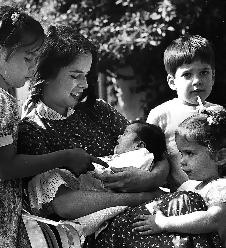 Уна Чаплин с детьми Джеральдиной 7 лет слева Майклом 5 лет Джозефиной - фото 22