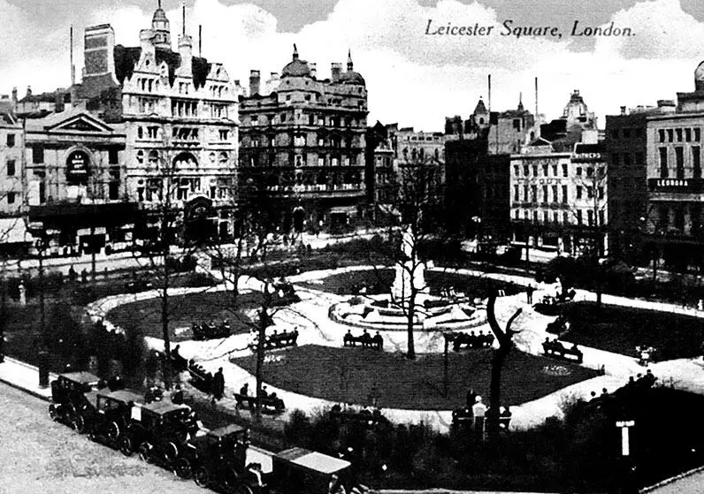 Лестерсквер в 1912 году Два театра Эмпайр и Альгамбра обращены - фото 59