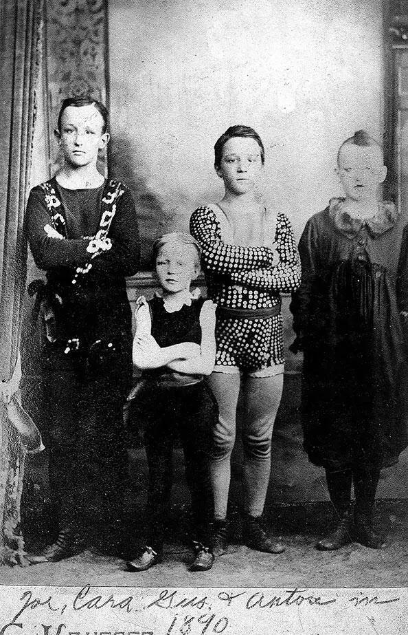 Детиакробаты в XIX веке семья Скербеков 1890 г Враждебно настроенная - фото 64