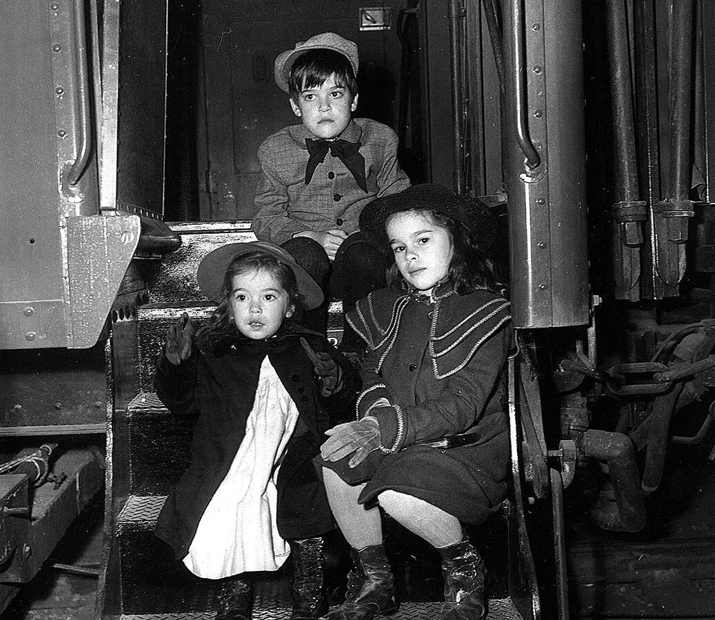Дети Чаплина Майкл Джозефина и Джеральдина в 1951 г Чаплин с женой и - фото 96
